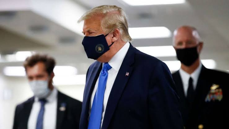 Trump wears mask in public for first time during COVID-19 pandemic (photos)